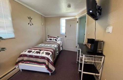Bonesteel Hotel | Cozy Whetstone Bay Lodge Room 7 - Ideal for Families