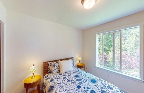 Clinton House | Whidbey Hollow Retreat: Family-Friendly Haven with Hot Tub