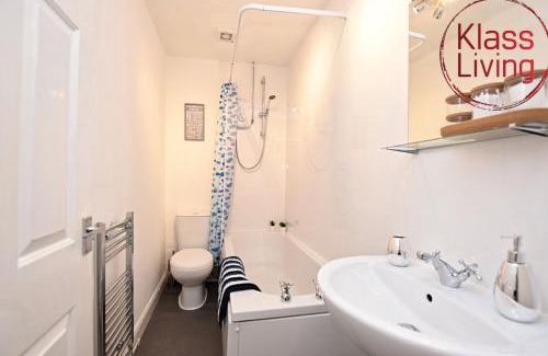 Coatbridge Apartment | Prime Whifflet Apartment for Family-Friendly Getaways