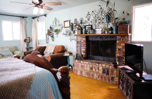 Rainbow CDP Other | Tranquil Farmstay with Hot Tub & Cozy Fireplace, Rated 9.8
