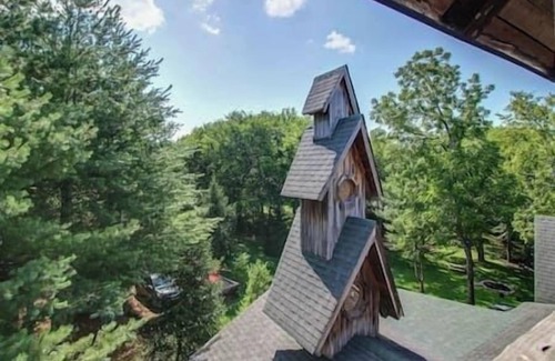 Franklin Apartment | Enchanting Gatehouse with Private Porch & Kitchenette