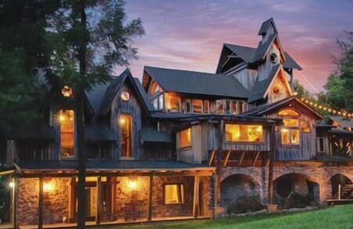 Franklin Apartment | Enchanting Gatehouse with Private Porch & Kitchenette