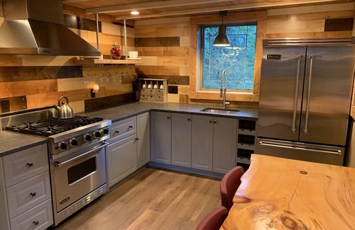 Ashfield House | Enchanting High Street Retreat in Historic Downtown