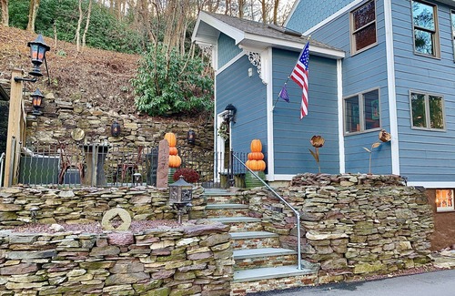 Ashfield House | Enchanting High Street Retreat in Historic Downtown