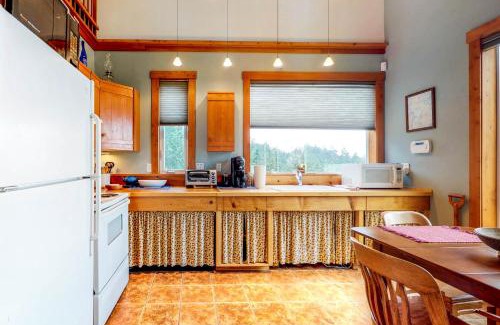 Port Orford House | Inviting Whimsy by the Sea: Pet and Child Friendly Retreat
