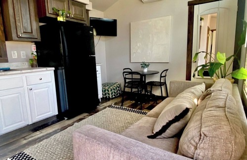 East MLK House | Whimsy Cottage in Super Location