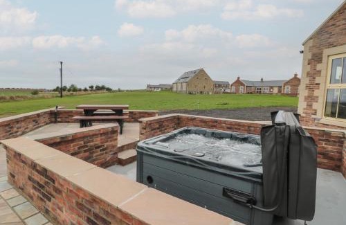 Embleton House | Relax at Whinny Cottage: A 4-Star Poolside Retreat