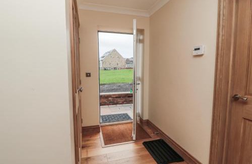 Embleton House | Relax at Whinny Cottage: A 4-Star Poolside Retreat
