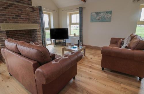 Embleton House | Relax at Whinny Cottage: A 4-Star Poolside Retreat