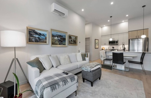 Langford Condo | Whirlaway – Luxurious 2 bedroom Penthouse with desk and 2 parking spots by Victoria Prime!