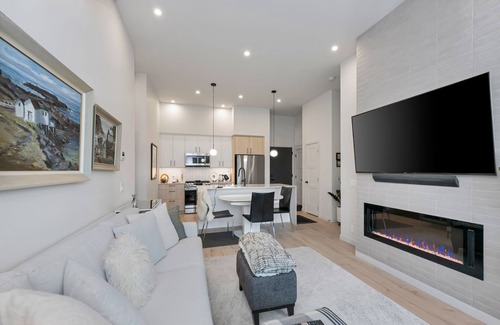 Langford Condo | Whirlaway – Luxurious 2 bedroom Penthouse with desk and 2 parking spots by Victoria Prime!