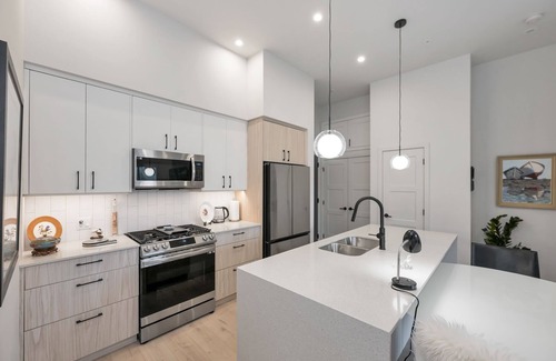 Langford Condo | Whirlaway – Luxurious 2 bedroom Penthouse with desk and 2 parking spots by Victoria Prime!