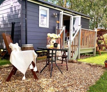 Eye Apartment | Unforgettable Whiskers and Woods Shepherd Hut with Hot Tub