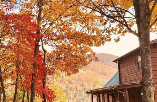 Upper Peachtree Cabin | Whiskey Barrel Lodge: Breathtaking Mountain Views Await