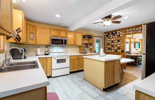 New Era House | Whiskey Creek Cottage: 10/10 Rated with Pool & Ocean Views