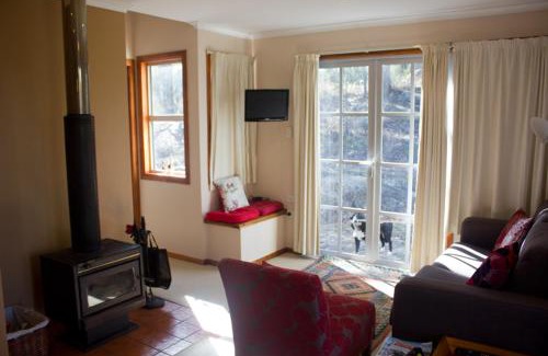 Severnlea Ski Chalet | Discover Whiskey Gully Wines: Guest Rated 9/10 with Breakfast