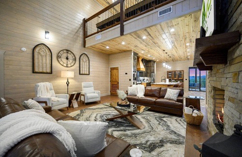 Pickens Cabin | Whiskey Lullaby: Spacious 5-Bedroom with Pool View and Game Room.