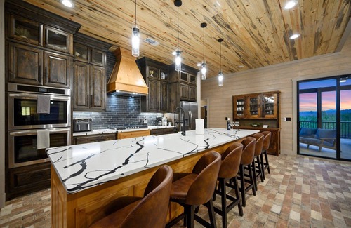 Pickens Cabin | Whiskey Lullaby: Spacious 5-Bedroom with Pool View and Game Room.