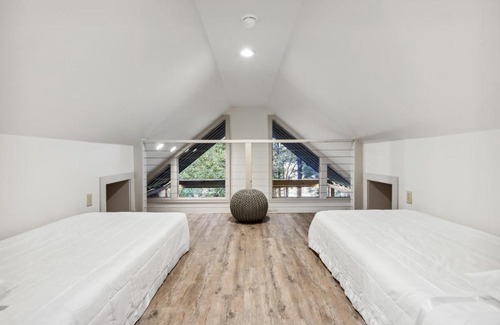 Petal Cabin | Riverside Getaway: Whiskey on the River with Ocean Views