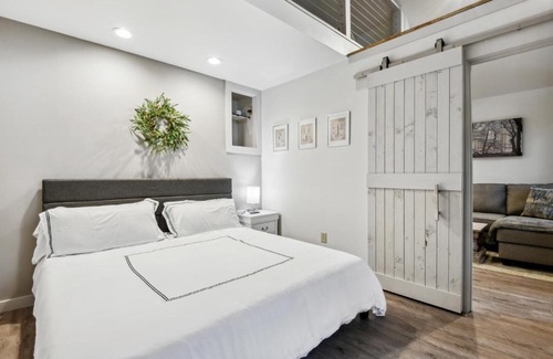 Petal Cabin | Riverside Getaway: Whiskey on the River with Ocean Views