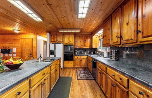Truckee Cabin | Whiskey Springs by Avantstay: Classic Cabin Near Tahoe