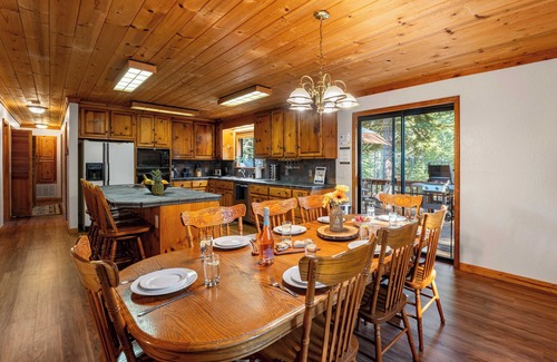 Truckee Cabin | Whiskey Springs by Avantstay: Classic Cabin Near Tahoe