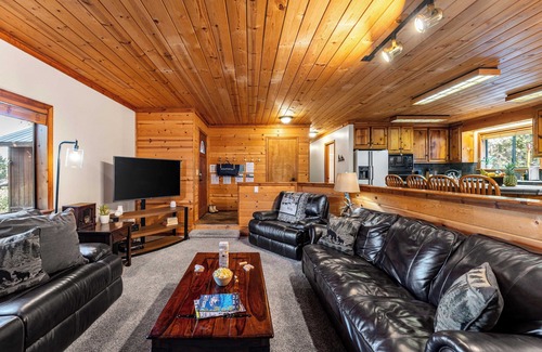 Truckee Cabin | Whiskey Springs by Avantstay: Classic Cabin Near Tahoe