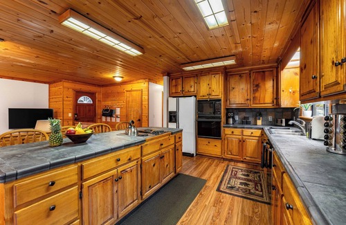 Truckee Cabin | Whiskey Springs by Avantstay: Classic Cabin Near Tahoe