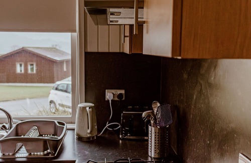 Kilmun Cabin | Whisky Whispers: Pet-Friendly Retreat with Ocean Views