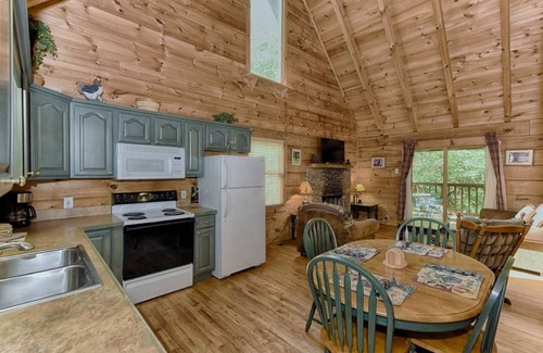 Townsend Cabin | Cozy Whisper Creek 2 Bedroom Cabin with Pet-Friendly Amenities
