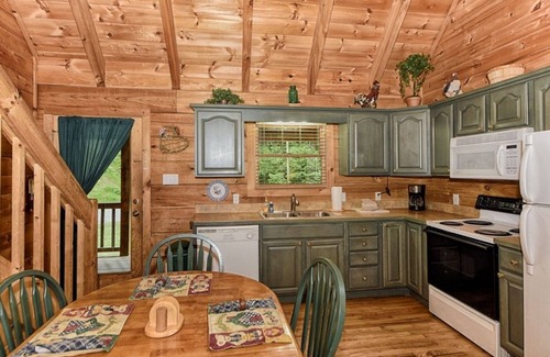 Townsend Cabin | Cozy Whisper Creek 2 Bedroom Cabin with Pet-Friendly Amenities