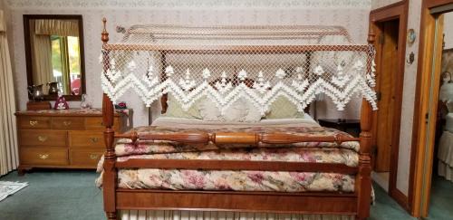 Cooperstown Bed & Breakfast | Guest Rated 10/10: Whisperin' Pines Chalet Awaits You