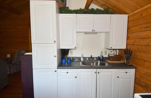 Berkeley Springs Cabin | Romantic Retreat at Whispering Hills - Pet Friendly & Pool