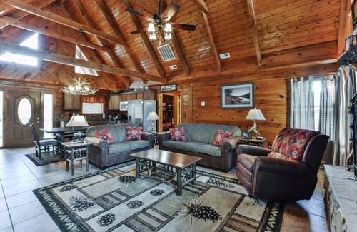 Branson Cedars Cabin | Whispering Moose: Family-Friendly Retreat with Spa & Pool