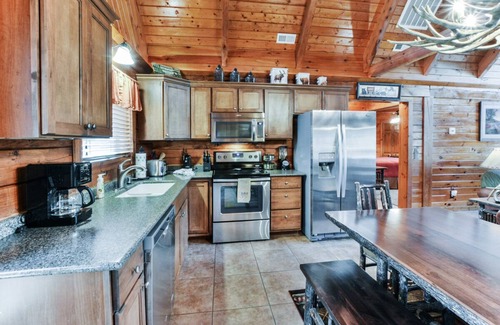 Branson Cedars Cabin | Whispering Moose: Family-Friendly Retreat with Spa & Pool