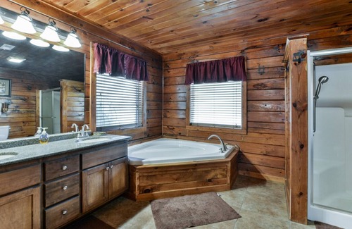 Branson Cedars Cabin | Whispering Moose: Family-Friendly Retreat with Spa & Pool