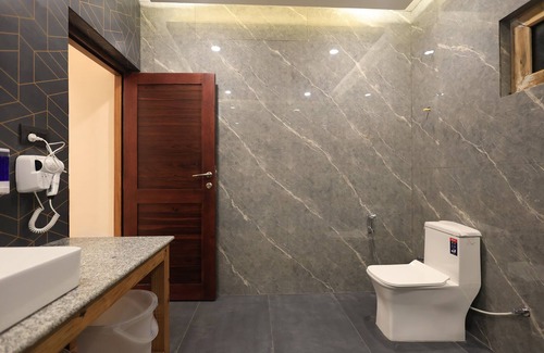 Kaul Hotel | Whispering Oaks