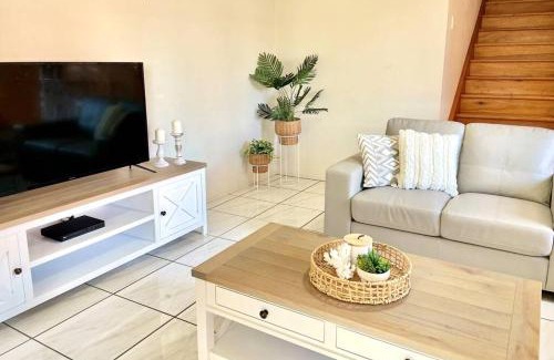 Bongaree Apartment | Oceanfront Whispering Palms: Guest Rated 8.8/10