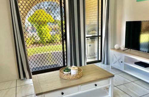 Bongaree Apartment | Oceanfront Whispering Palms: Guest Rated 8.8/10