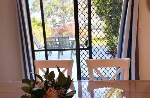 Bongaree Apartment | Oceanfront Whispering Palms: Guest Rated 8.8/10