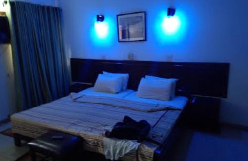 Morogbo Cabin | Cozy Room at Whispering Palms Resort with Pool & Pets Welcome