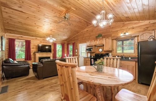 Logan Cabin | Tranquil Lodge by the Pond, Steps from Old Man's Cave