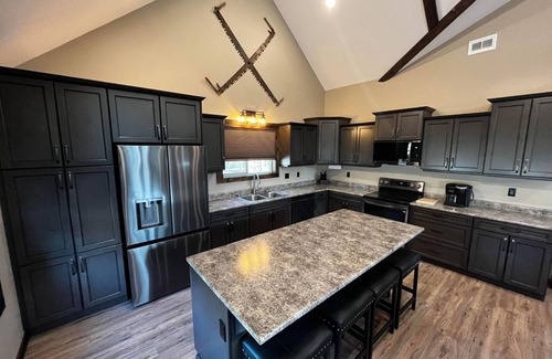 Valemount House | Cozy Whispering Pines Cabin with Family-Friendly Amenities