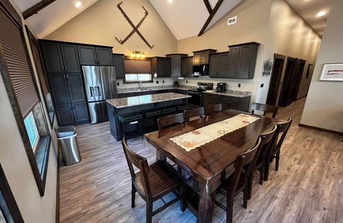 Valemount House | Cozy Whispering Pines Cabin with Family-Friendly Amenities