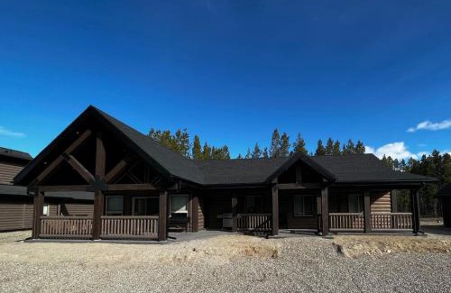 Valemount Villa | Whispering Pines Cabin