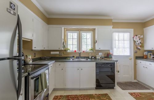 Glen Arbor Cottage | Experience Whispering Pines Cottage on Lake Michigan