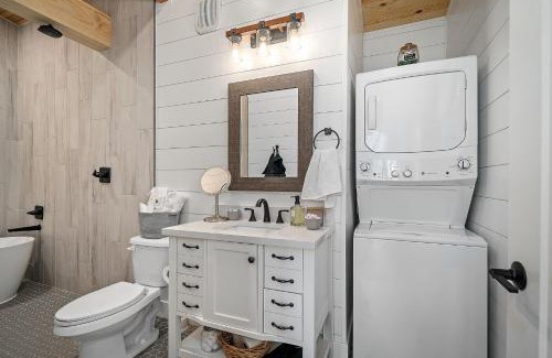Treloar House | Relax at Whispering Pines - Premium Lakeside Retreat