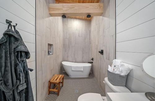Treloar House | Relax at Whispering Pines - Premium Lakeside Retreat