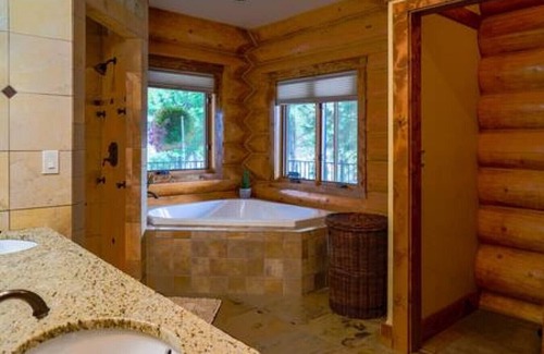 Baker City Cabin | Whispering Pines Lodge: Scenic Views & Inviting Hot Tub