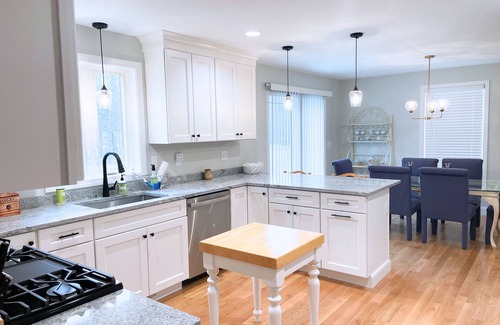 Kingston House | Whispering Pines: Pet-Friendly Retreat with Breakfast & More